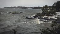 Aallot lyövät rantakivikkoon.