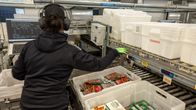 Atrian logistiikakeskus, tilaustuotteiden keräys laatikoihin.