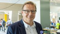 Aluehallituksen puheenjohtaja Lasse Hautala hyvinvointialueen uuden rakennuksen harjakaisissa.