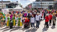 Toistasataapäinen osallistujajoukko Seinäjoen rollaattorimarssilla.