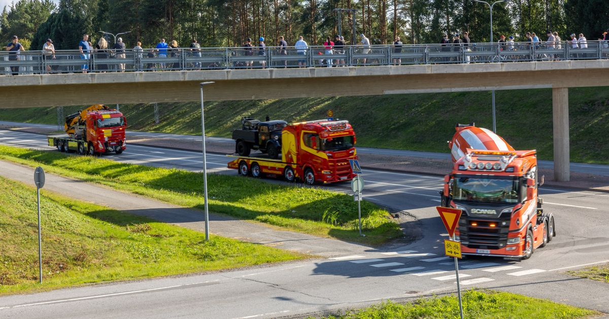 Valtava rekkaletka matkasi Helsingistä kohti Etelä-Pohjanmaata, ja ...