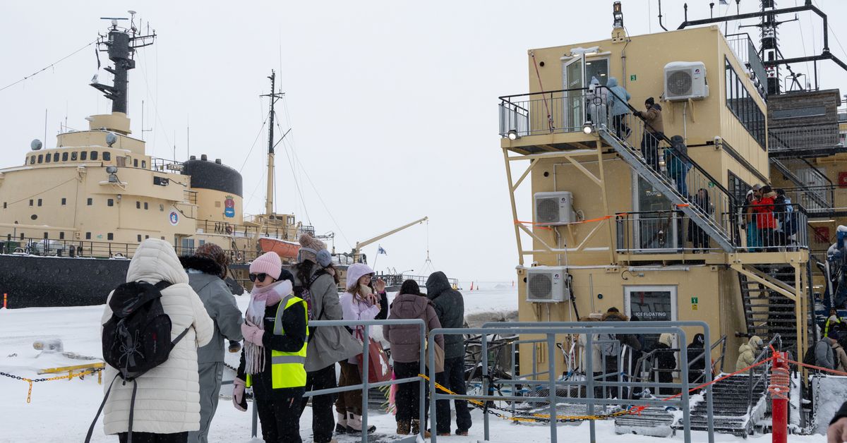Nyt se on varmaa – Kemin jäänmurtaja kelluttaa turisteja Huippuvuorilla
