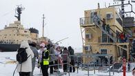 Turisteja astumassa jäänmurtaja Arktiksen kyytiin.