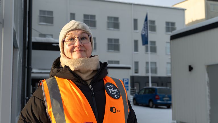 Lakkovahti vanhustenhoitolaitoksen takapihalla.