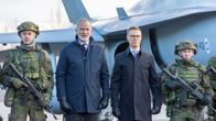 Espanjan kuningas Felipe VI ja Presidentti Alexander Stubb vierellään kaksi varusmiestä.