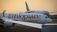 Kaksi Ethiopian Airlinesin lentokonetta iltahämyssä lentokentällä.