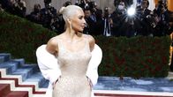 Kim Kardashian  Marilynin tiukassa vaaleassa mekossa salamavalojen välkkeessä.