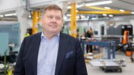 Norrhydro Oy:n toimitusjohtaja Yrjö Trög tuotantotilassa.