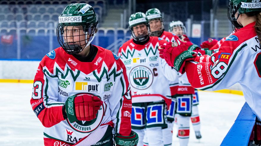 Michelle Karvinen tuulettaa maalia.