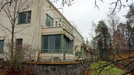 Komentola-niminen suojeltu talo Imatran Immolan kasarmialueella.