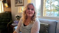 Tuula Keränen istuu kotisohvallaan.