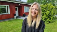 Tessa Virolainen kotitalonsa pihalla.