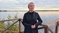 Keminmaan kunnanjohtaja Hannele Matinlassi nojaa laiturin kaiteeseen, taustalla Kemijoki.