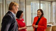 Kuvassa oikealla oleva kulttuuri- ja tiedeministeri Mari-Leena Talvitie tapaamassa Vaasan yliopiston ja Ammattikorkeakoulujen rehtoreita.