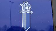 Kuvassa on valkoinen Suomen poliisin logo sinisellä taustalla. Logossa on miekka ja leijonan pää.