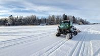 Pieni latukone ajamassa latua meren jäällä