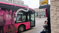 Matkustaja odottaa bussia pysäkillä vilkkaalla kaupunkialueella Lappeenrannassa.