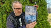 Vaasalaiskirjailija Marko Hautala pitämässä käsissään uutta romaaniaan.