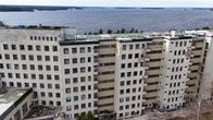 Tiurun ränsistynyt sairaalarakennus Joutsenon Tiuruniemessä.