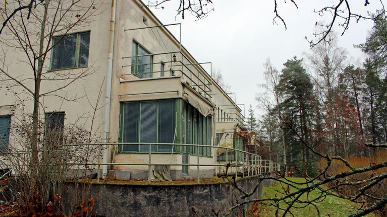 Komentola-niminen suojeltu talo Imatran Immolan kasarmialueella.
