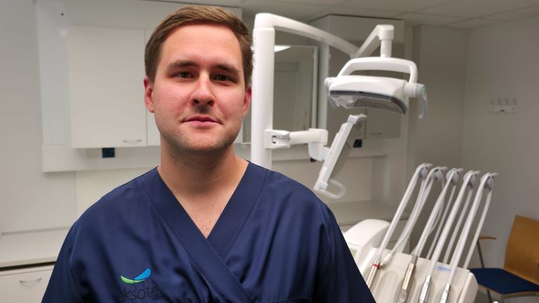 Hammaslääkäri Antti Toratti vastaanottohuoneessa.