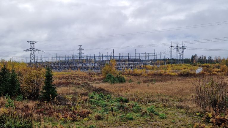 Fingridin Yllikkälän sähköasema Lappeenrannassa syksyisen maiseman ympäröimänä. 