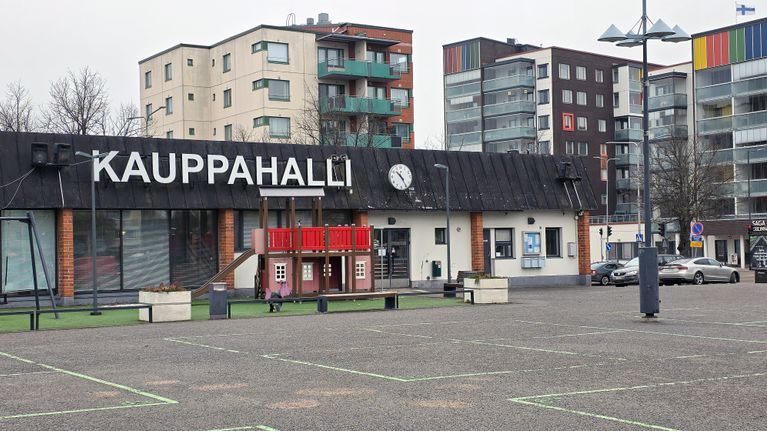 Lappeenrannan kauppahalli torilta päin katsottuna.