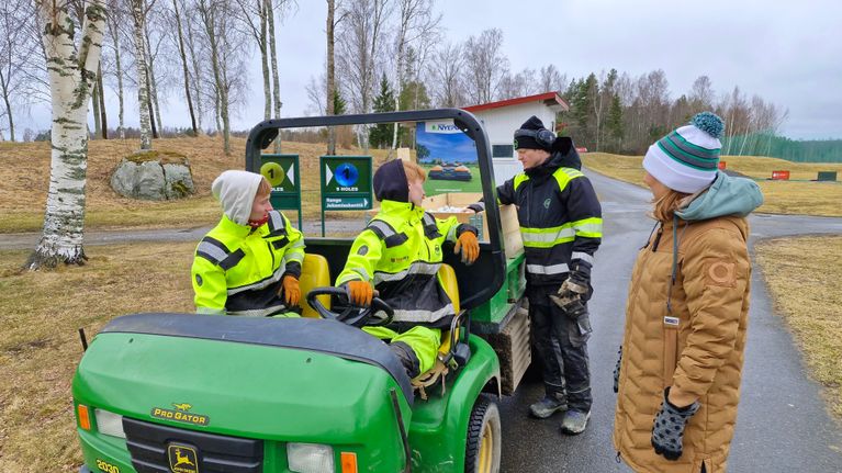 Golfkentän työntekijöitä tekemässä kevätkunnostusta Vaasan golfin kentillä.