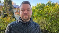 yrittäjä Ville Vesterinen OVV Asuntopalvelu Lappeenranta, ja hän seisoo ulkona vihreiden ja keltaisten pensaiden edessä, taustalla vaalea rakennus..