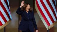Kamala Harris vilkuttaa yleisölle.