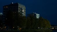 Oulun Toivoniemessä olevia kerrostaloja illan hämärässä.