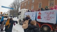Opiskelijoita kuorma-auton lavalla.