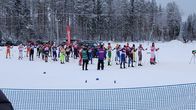 Hiihtäjiä maalialueella.