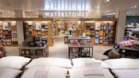 Kirjakauppa Waterstones Lontoossa John Lewis-tavaratalon perällä. Etualalla myynnissä olevia tyynyjä.