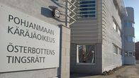 Pohjanmaan käräjäoikeuden kyltti Kokkolassa olevan rakennuksen seinässä.