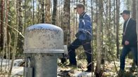 Kangasalan luonto ry:n pj Markku Välimaa (vas) ja vpj Jorma Mäntylä Vehoniemenharjulla Kangasalla. Etualalla tekopohjavesilaitoksen koeimeytysputki.
