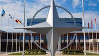 Nato Star Norfolkin laivastotukikohdan päärakennuksen edessä.