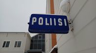 Poliisi-kyltti poliisilaitoksen seinässä.