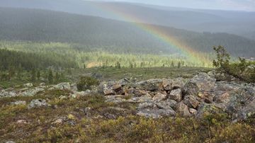 Sateenkaari tunturimaiseman yllä. 