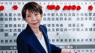 Japanin pääministeri Sanae Takaichi asettaa punaisen paperiruusun valituksi tulleen ehdokkaan nimen kohdalle.L.