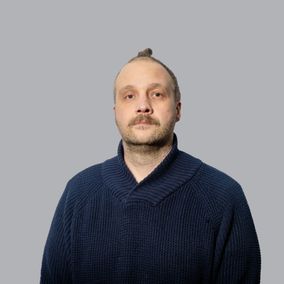 Kuvassa Janne Körkkö katsoo kameraan.