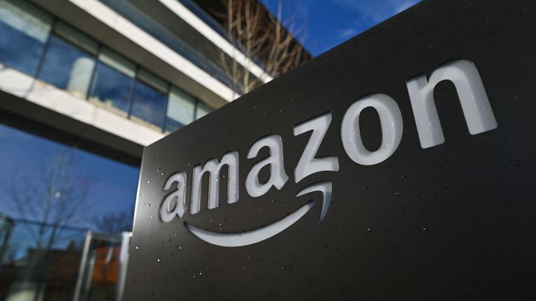 Amazon yhtiön logo mustassa kyltissä kerrostalon pihalla.