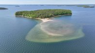 Saimaan veden pinta on alhaalla ja se näkyy Eevansaaren rannalla olevan hiekkasärkän koossa.