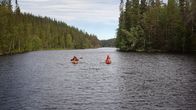 Kaksi kajakkimelojaa Hossan kansallispuistossa.