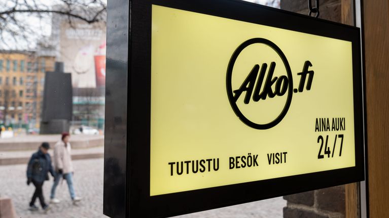 Alkon logo kaupan sisällä.