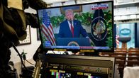 Trump kuvaruudulla pitämässä puhettaan.