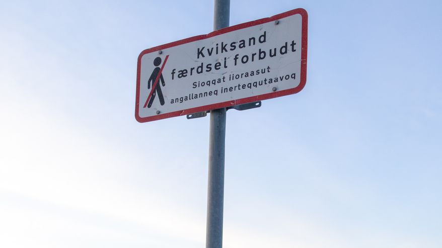 Kyltti jossa kävelijöitä varoitetaan juksuhiekasta.