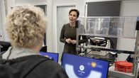 Sally Leskinen puhuu keskustelukumppanilleen.