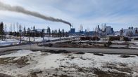Tummaa savua tupruaa piipusta Metsä Groupin Kemin tehtaalla.