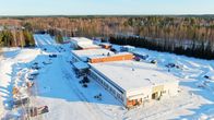 Ilmasta otetu kuva, jossa Outokummun uusi sote- ja pelastusasema talvisessa ympäristössä. 